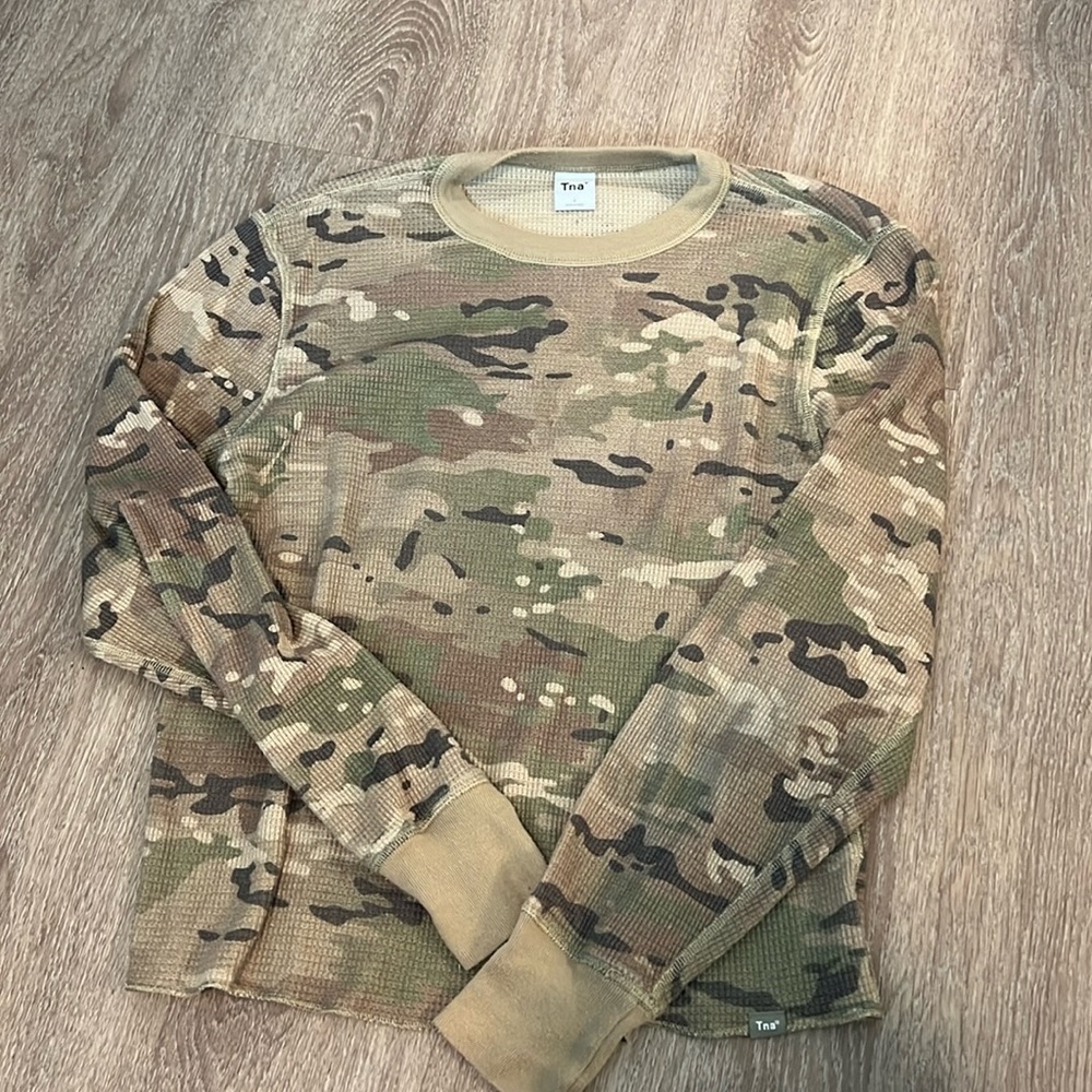 Aritzia TNA shirt